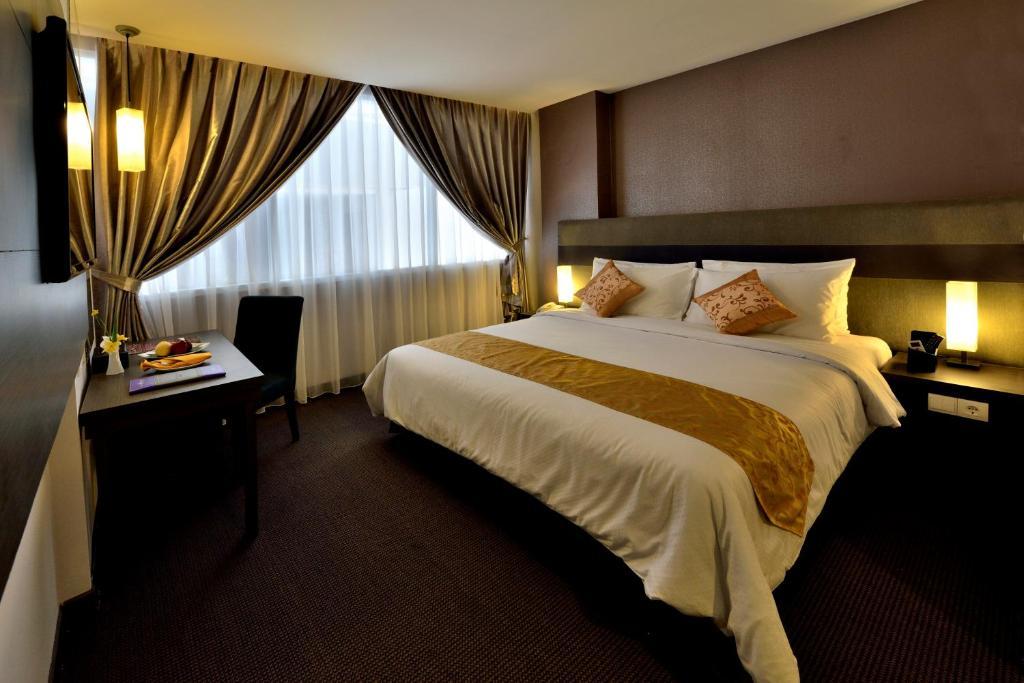 Tjokro Hotel Pekanbaru Exterior photo